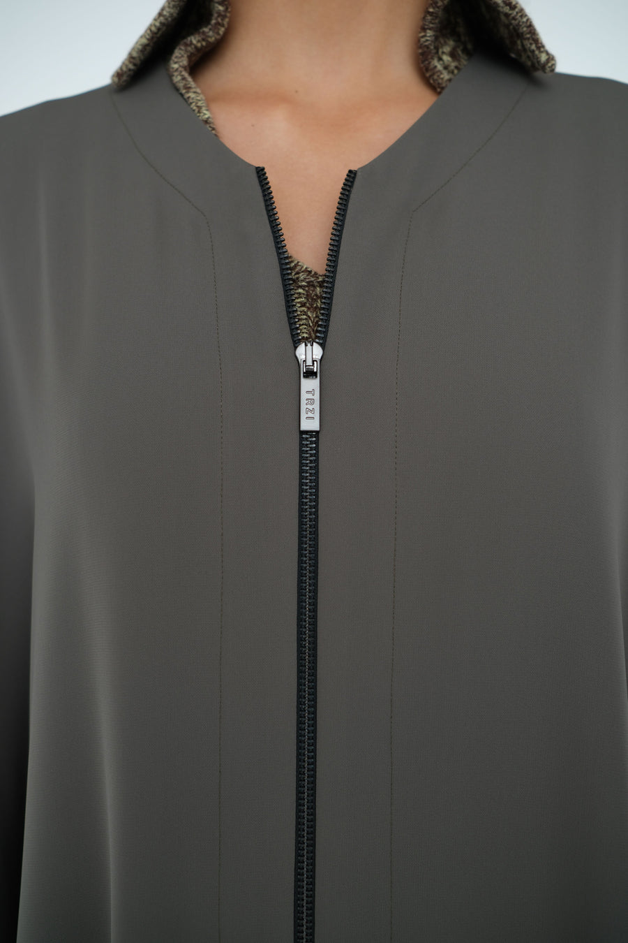 SEMI-CIRCLE ZIPPER BISHT